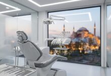 Poltrona odontoiatrica vuota e moderna in una clinica high-tech e pulita, con una grande finestra che mostra una vista panoramica e sfocata dello skyline di Istanbul al tramonto.