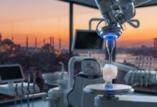Una fresatrice dentale CAD/CAM di alta tecnologia che scolpisce una faccetta in ceramica bianca e perfetta, con una vista sfocata sullo skyline di Istanbul al tramonto attraverso una finestra, a simboleggiare il turismo dentale in Turchia.