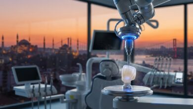 Una fresatrice dentale CAD/CAM di alta tecnologia che scolpisce una faccetta in ceramica bianca e perfetta, con una vista sfocata sullo skyline di Istanbul al tramonto attraverso una finestra, a simboleggiare il turismo dentale in Turchia.