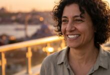 Persona sorridente con un panorama sfocato di Istanbul sullo sfondo, che rappresenta il successo del turismo dentale in Turchia.