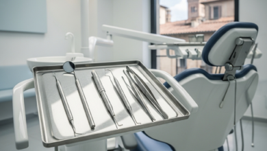 Image photoréaliste d'un intérieur de clinique dentaire moderne et immaculé en Italie, avec un fauteuil dentaire high-tech et des instruments stériles au premier plan, et un aperçu flou d'une ville italienne en arrière-plan.