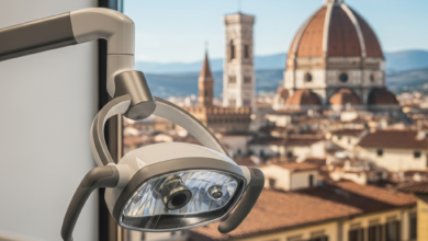 Vue composite d'une clinique dentaire moderne et d'un paysage urbain italien ensoleillé. Au premier plan, des équipements dentaires high-tech légèrement flous dans un environnement stérile. En arrière-plan, une place historique ou une ville côtière italienne baignée de lumière chaude, montrant l'alliance des soins dentaires et du tourisme en Italie, sans aucun texte.