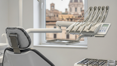 Une salle de traitement dentaire moderne et immaculée avec un fauteuil dentaire high-tech et des instruments chirurgicaux précis, dans un environnement lumineux. En arrière-plan, un paysage urbain italien flou avec une architecture classique est visible à travers une fenêtre, avec un effet bokeh.