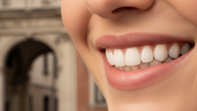 Primo piano fotorealistico di un sorriso luminoso e sano con denti bianchi e allineati, con un'architettura italiana classica sfocata sullo sfondo.