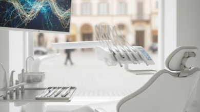 Immagine fotorealistica di un moderno e sofisticato studio dentistico in Italia, con attrezzature dentali all'avanguardia come una poltrona ergonomica, un monitor digitale con pattern astratti e strumenti di precisione su un vassoio sterile. Lo sfondo sfocato mostra accenni di architettura urbana italiana. L'immagine trasmette pulizia, tecnologia e professionalità.