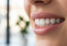 Primo piano fotorealistico di un sorriso sano e armonioso, con denti bianchi e gengive perfettamente contornate, sullo sfondo sfocato di una moderna clinica dentale che evoca un ambiente italiano.