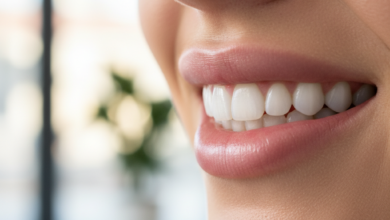 Primo piano fotorealistico di un sorriso sano e armonioso, con denti bianchi e gengive perfettamente contornate, sullo sfondo sfocato di una moderna clinica dentale che evoca un ambiente italiano.