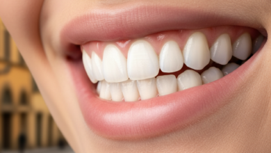 Primo piano di un sorriso luminoso e perfettamente bianco, con denti sani e splendenti. Le labbra sono delicatamente curvate in un'espressione felice. Lo sfondo è estremamente sfocato ma suggerisce un ambiente urbano italiano con luce calda.