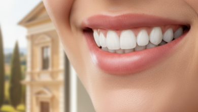 Primo piano fotorealistico di un sorriso radioso con denti bianchi e allineati, ambientato in una clinica dentale moderna con uno sfondo sfocato che suggerisce un paesaggio italiano.