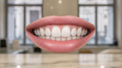 Un primo piano dettagliato di un sorriso umano sano e luminoso, con gengive rosa perfette e denti bianchi e allineati. Lo sfondo è sfocato, mostrando un ambiente interno elegante con lievi dettagli architettonici che suggeriscono uno stile italiano.