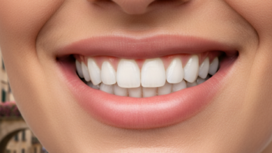 Una foto ravvicinata e dettagliata di un sorriso sano e radioso con denti bianchi, allineati e dall'aspetto naturale. Le labbra sono leggermente aperte e lo sfondo è un paesaggio urbano italiano sottilmente sfocato.