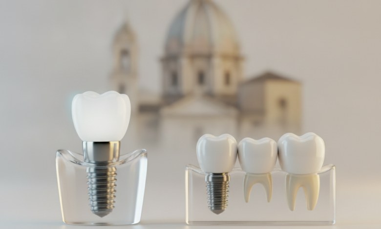 Immagine ravvicinata e dettagliata di modelli concettuali di un impianto dentale e un ponte dentale, posizionati su uno sfondo pulito e moderno. Sullo sfondo sfocato si intravede un elemento architettonico italiano. L'illuminazione è cinematografica e la profondità di campo è bassa.