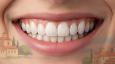 Primo piano fotorealistico di un sorriso perfetto con denti bianchi, sani e ben allineati, su uno sfondo sfocato che suggerisce un paesaggio o architettura italiana.