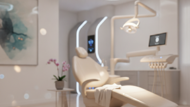 Interno di una moderna clinica dentale con una poltrona comoda e illuminazione soffusa, simboleggiando trattamenti indolori e rilassamento.