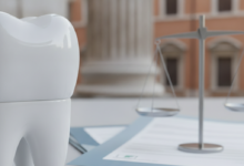 Immagine fotorealistica di un dente o impianto dentale stilizzato in primo piano, affiancato da documenti sfocati e una bilancia astratta che simboleggiano costi e burocrazia, con uno sfondo architettonico italiano molto sfocato.