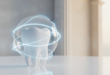 Un dente molare bianco e sano, circondato da un effetto luminoso e astratto che simboleggia la protezione assicurativa, con un edificio classico italiano sfocato sullo sfondo.