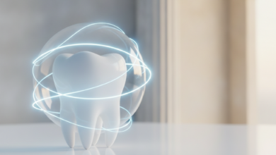 Un dente molare bianco e sano, circondato da un effetto luminoso e astratto che simboleggia la protezione assicurativa, con un edificio classico italiano sfocato sullo sfondo.