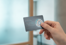 Una mano tiene una carta di credito generica o uno smartphone con un'interfaccia di pagamento astratta, con uno sfondo sfocato che suggerisce un ambiente medico o di benessere moderno e pulito.